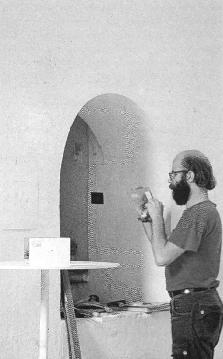 Beke László a „Tükör” c. kiállítás rendezésén (1973). Fotó: Galántai György