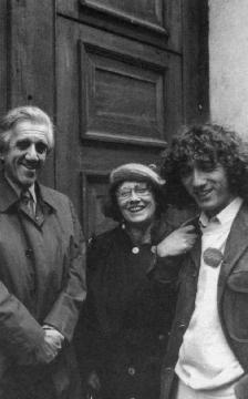 A 14-es szavazókör előtt Hegedűs B. Andrással és Hegedűs Istvánnal, 1990-ben